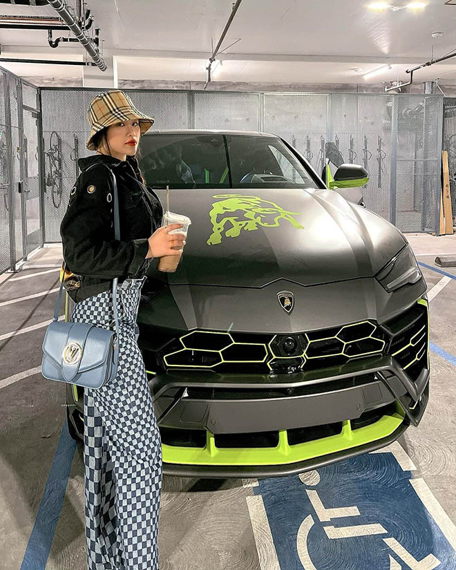 Sau khi học online lớp kỹ năng chứng khoán ở New York, cộng với sự nhanh nhẹn, nhạy bén của mình, Huyền Trang chọn được những mã giao dịch sinh lời, và dần dần kiếm được những khoản đáng kể.