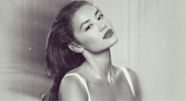 Từng bất ngờ nổi lên với vai trò quản lý – người đứng sau thành công của hiện tượng Bà Tưng (Huyền Anh) một thời, bản thân Huyền Trang (Lucy) là hot girl “hàng thật giá thật” với nét đẹp lạ và sang.