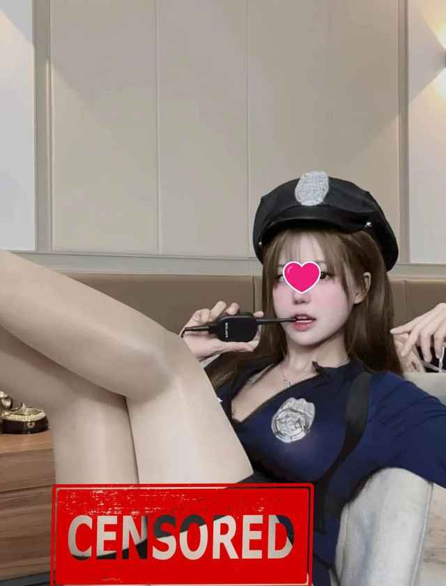 Cô nàng thường xuyên sử dụng hình ảnh gợi cảm như một phần điểm nhấn cá nhân. Những bài đăng như vậy, nữ streamer vấp phải nhiều ý kiến trái chiều.