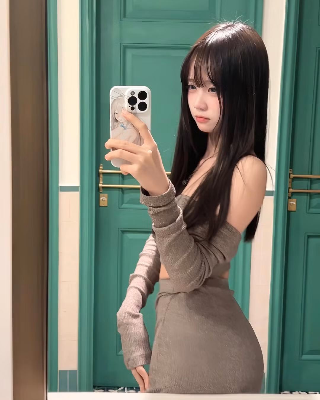 Tìm hiểu ra mới biết, cô nàng tên thật là K.O, có biệt danh là "thần tiên tỷ tỷ của làng cosplay Việt".