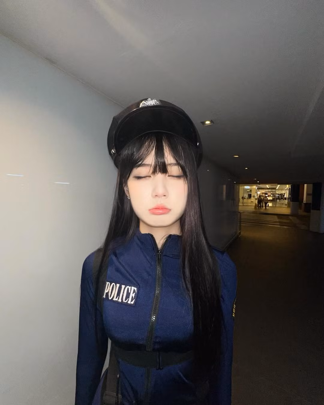 Thời điểm đó, câu chuyện này khiến nhiều người tò mò, không biết nữ streamer này là ai, nhan sắc ra sao mà lại được khán giả ủng hộ phong cách "kín cổng cao tường" như thế.