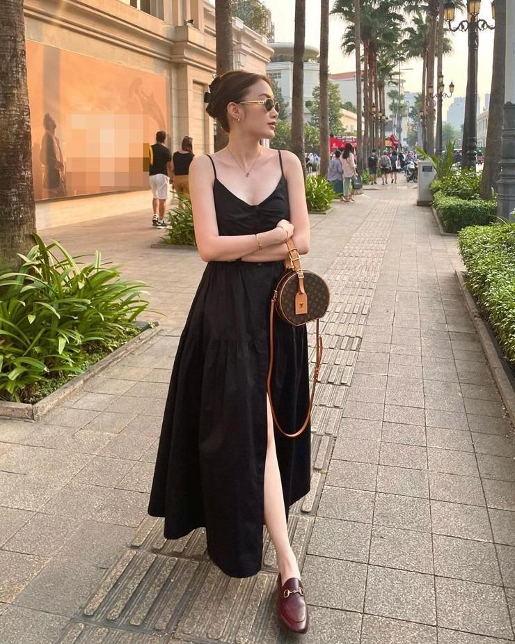 Nổi tiếng ở Lào, Chichi có hàng trăm nghìn người theo dõi trên Instagram. Cô thường xuyên đăng tải những hình ảnh tận hưởng cuộc sống với những chuyến du lịch.