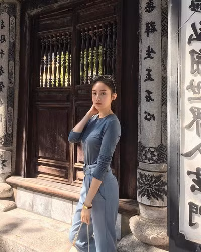 Trong một lần khác, hot girl Lào đăng ảnh chụp trên đường phố TP.HCM. Có thể thấy Chichi rất hứng thú mỗi lần du lịch tới Việt Nam.