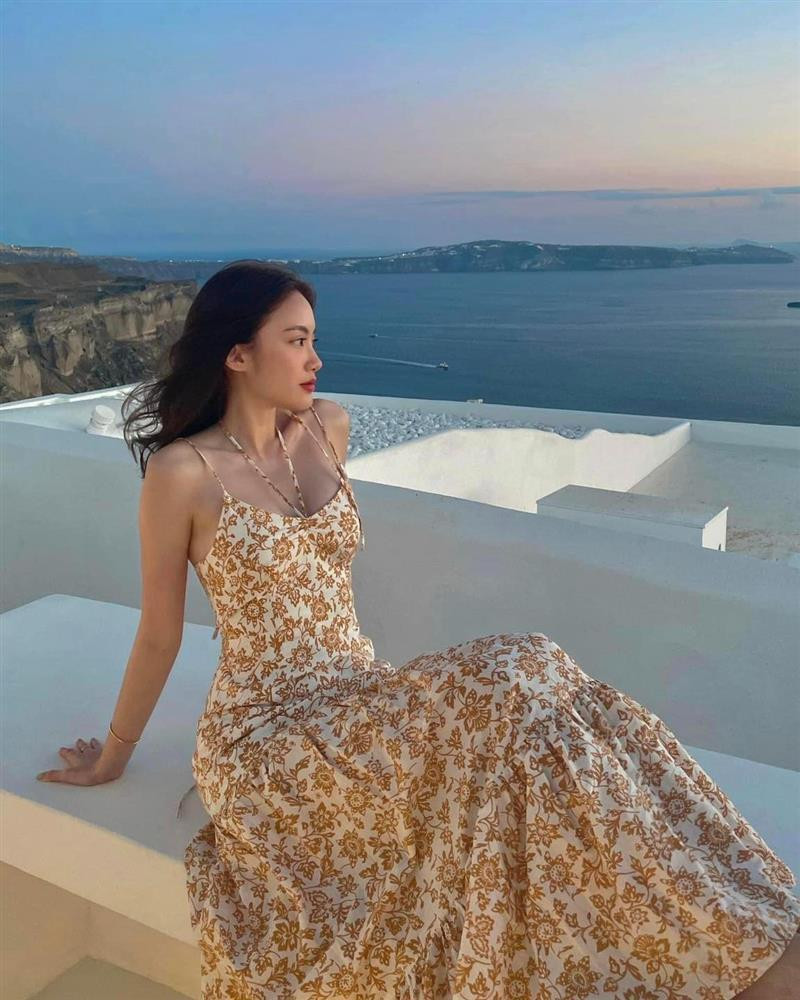 Từ nhỏ Chichi đã sinh sống, học tập tại Lào, được đồn đoán có gia thế “khủng”. Cô có khả năng nói thành thạo 4 ngôn ngữ gồm tiếng Lào, Việt, Anh, Thái.