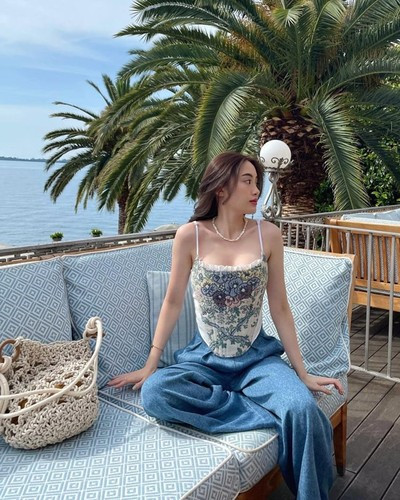 Nhan sắc xinh đẹp khiến Chichi càng thêm nổi bật. Khi xuống phố, cô nàng chủ yếu chọn thời trang thoải mái, năng động.