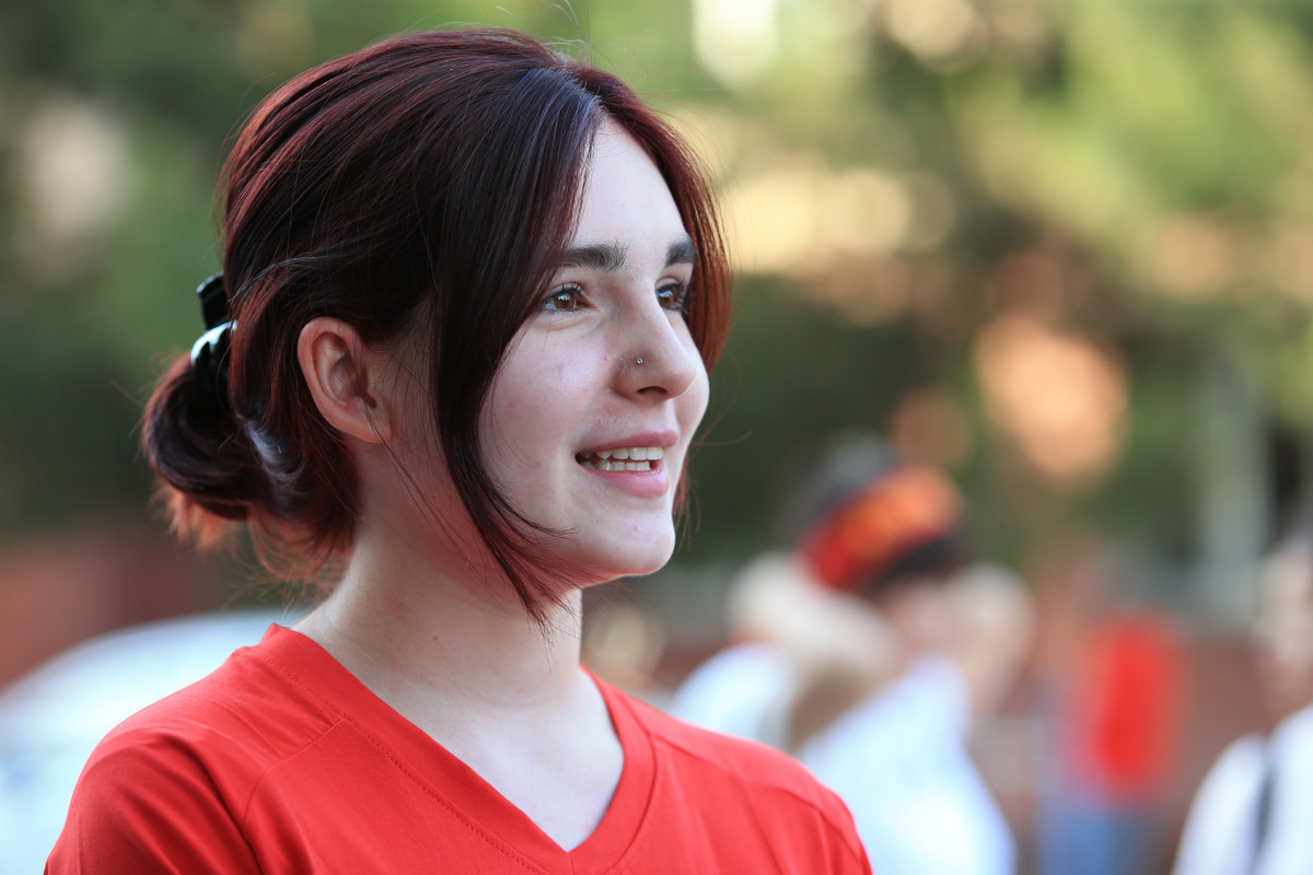 Sở hữu gương mặt thanh tú, sống mũi cao, làn da trắng, hot girl cổ vũ đội tuyển U23 Việt Nam trong trận đấu gặp U23 Malaysia tại VCK U23 châu Á ngay lập tức chiếm sóng không ít các diễn đàn.