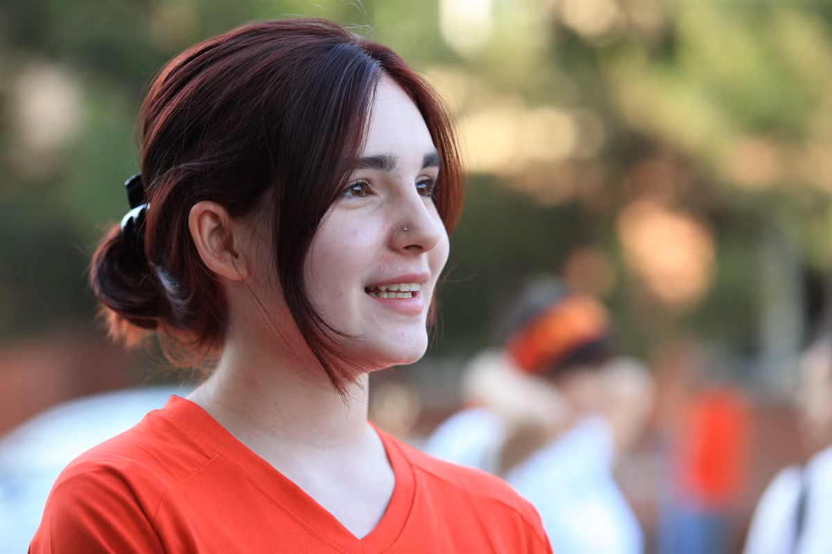 Sở hữu gương mặt thanh tú, sống mũi cao, làn da trắng, hot girl cổ vũ đội tuyển U23 Việt Nam trong trận đấu gặp U23 Malaysia tại VCK U23 châu Á ngay lập tức chiếm sóng không ít các diễn đàn.