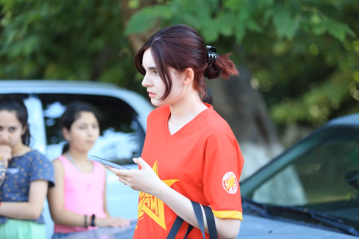 Chia sẻ với những phóng viên Việt Nam tác nghiệp tại Uzbekistan, gái xinh gây bão mạng này cho biết: "Không khí quanh trận đấu rất tuyệt vời".