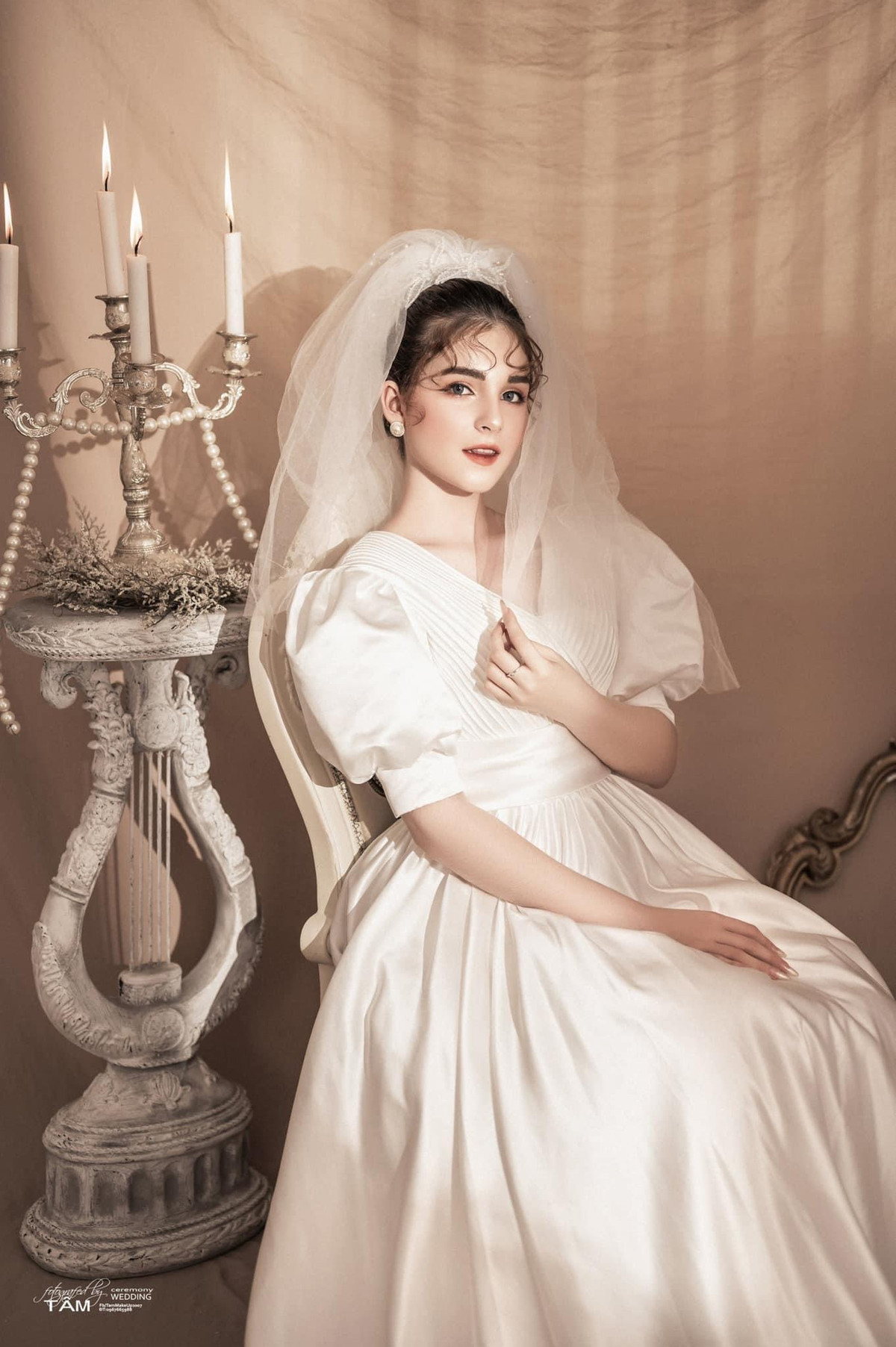 Ngọc Hằng sở hữu một gương mặt đẹp với sống mũi cao, đôi mắt biết cười, không những thế Ngọc Hằng còn sở hữu một chiều cao vô cùng ấn tượng.