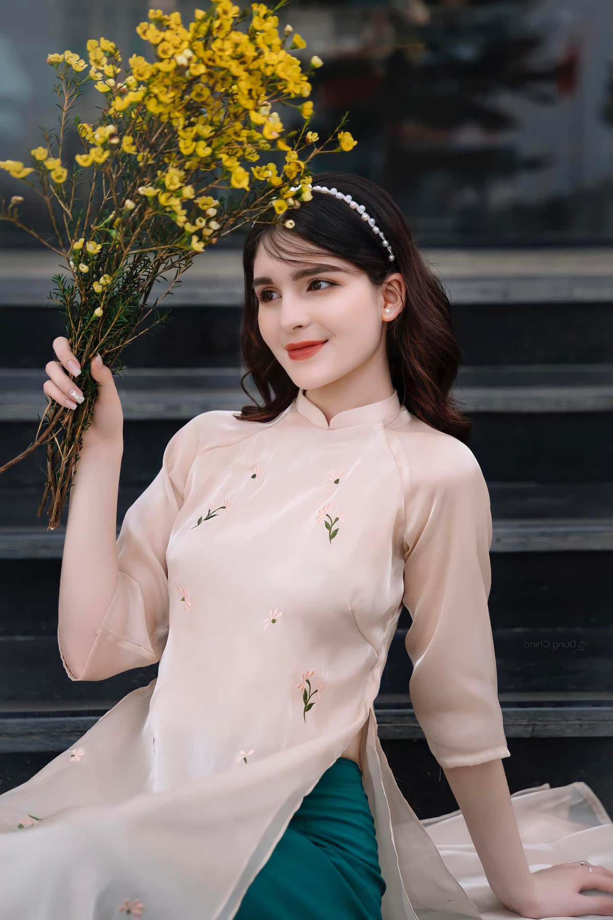 Nguyễn Ngọc Hằng là nữ sinh mang vẻ đẹp lai giữa hai dòng máu Nga - Việt. Cô có bố là người Nga và mẹ là người Việt. 6 tuổi gái xinh này về Việt Nam ở Việt Trì - Phú Thọ để sinh sống và học tập.