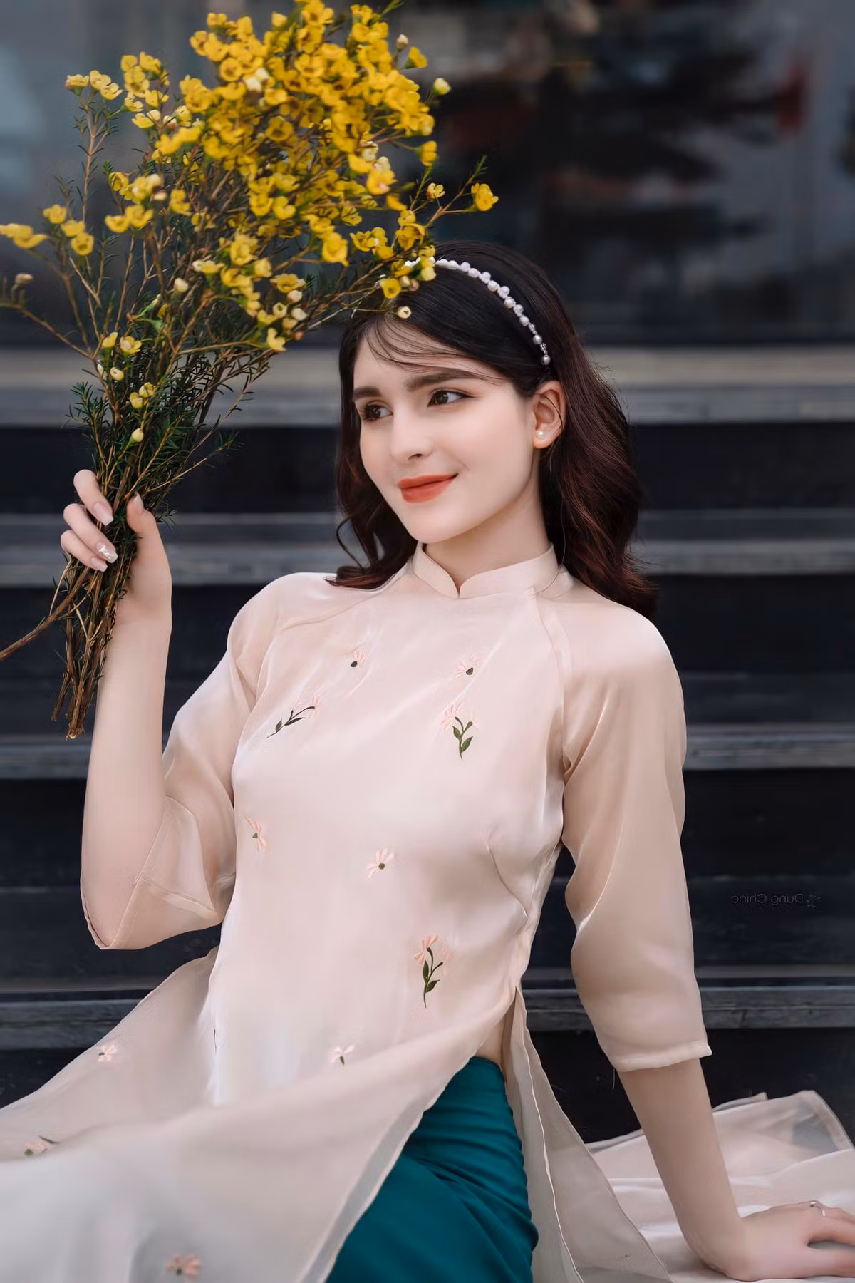 Nguyễn Ngọc Hằng là nữ sinh mang vẻ đẹp lai giữa hai dòng máu Nga - Việt. Cô có bố là người Nga và mẹ là người Việt. 6 tuổi gái xinh này về Việt Nam ở Việt Trì - Phú Thọ để sinh sống và học tập.