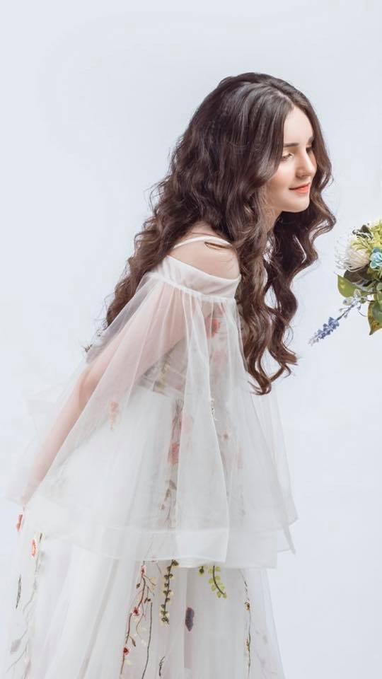 Năm 2015, Ngọc Hằng giành huy chương vàng nội dung cá nhân tại Giải Khiêu vũ thể thao các CLB tỉnh Quảng Ninh mở rộng. Người có ảnh hưởng lớn đến nữ sinh này chính là nữ kiện tướng dance sport Khánh Thi.