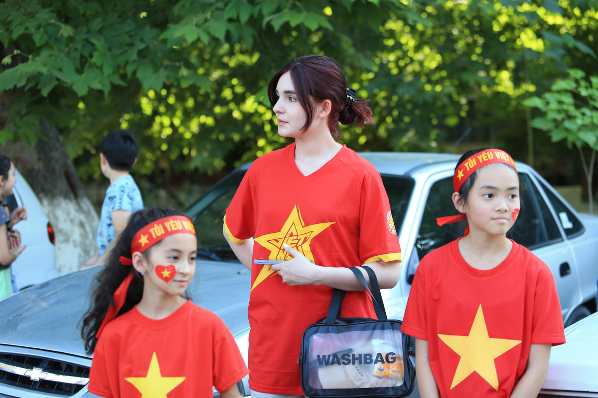 Ngay sau khi được lên sóng, netizen đã lao vào cuộc tin thông tin liên quan đến gái xinh trên. Cũng không mất quá nhiều thời gian, danh tính của cô nàng đã được tìm ra đó là Nina hay có tên tiếng Việt là Nguyễn Ngọc Hằng (SN 2005).