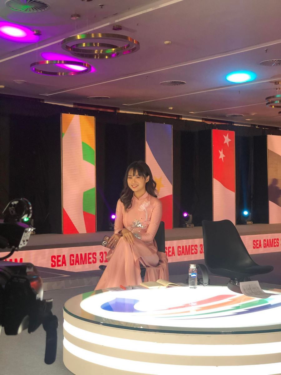  Trần Nguyễn Minh Nghi, sinh năm 1996, là một trong những nữ MC nổi tiếng trong làng thể thao điện tử Việt Nam.