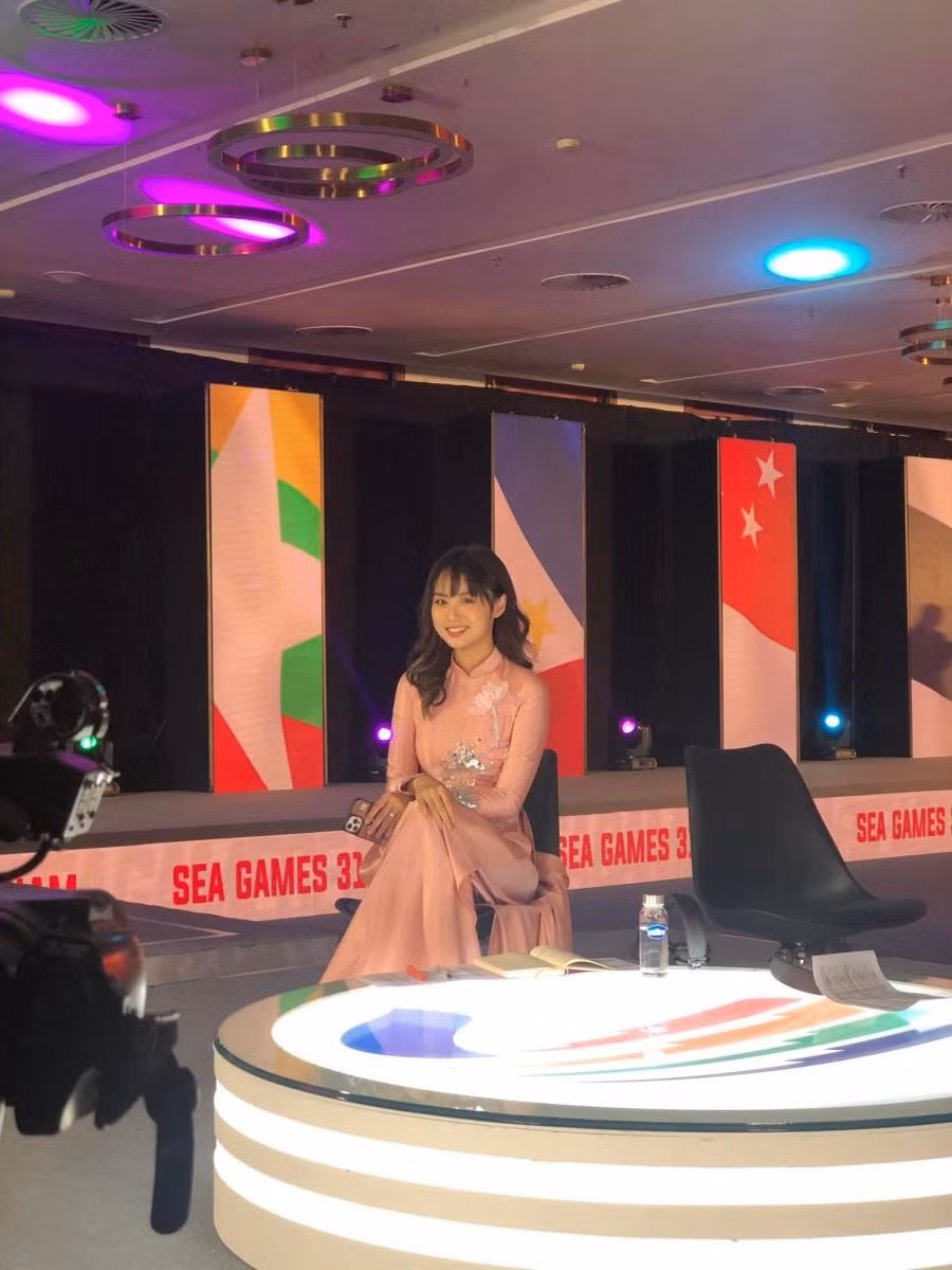  Trần Nguyễn Minh Nghi, sinh năm 1996, là một trong những nữ MC nổi tiếng trong làng thể thao điện tử Việt Nam.