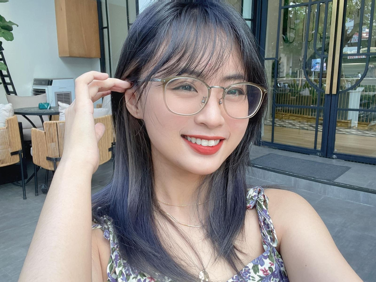 Tại MSI 2019 được tổ chức tại Việt Nam, Minh Nghi cũng đã gây được ấn tượng với bạn bè quốc tế bởi vẻ ngoài nhỏ nhắn cùng ngoại hình xinh xắn trong bộ áo dài truyền thống.