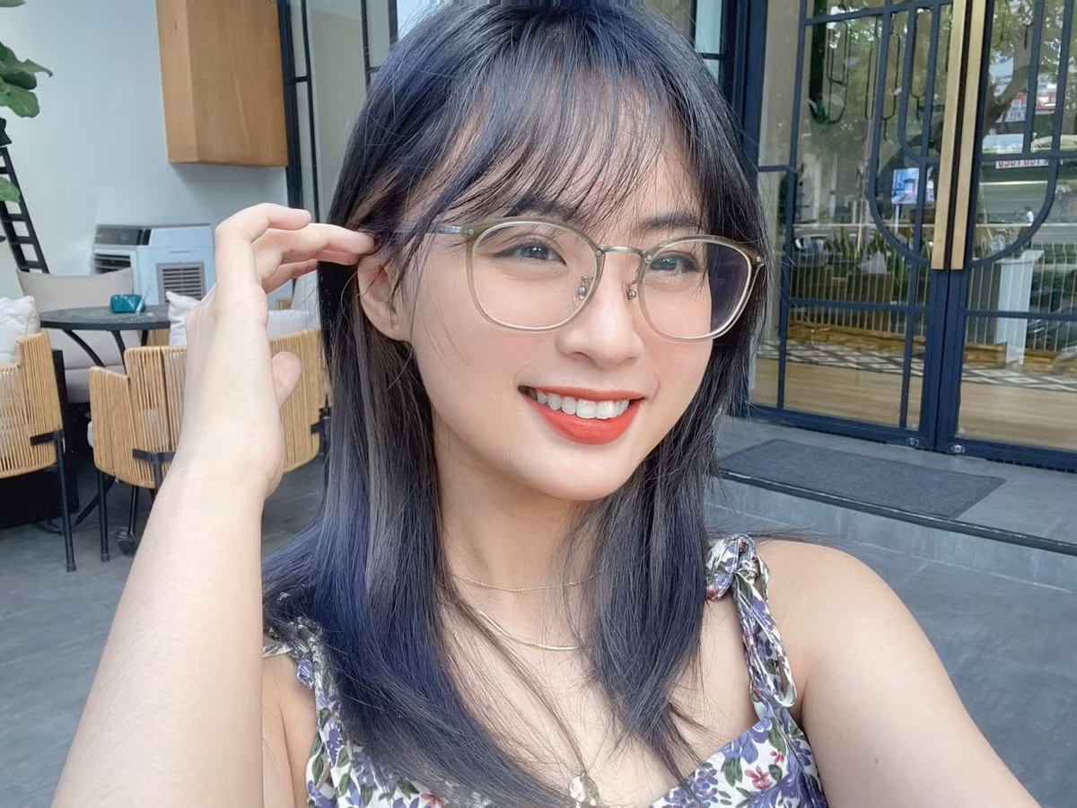 Tại MSI 2019 được tổ chức tại Việt Nam, Minh Nghi cũng đã gây được ấn tượng với bạn bè quốc tế bởi vẻ ngoài nhỏ nhắn cùng ngoại hình xinh xắn trong bộ áo dài truyền thống.