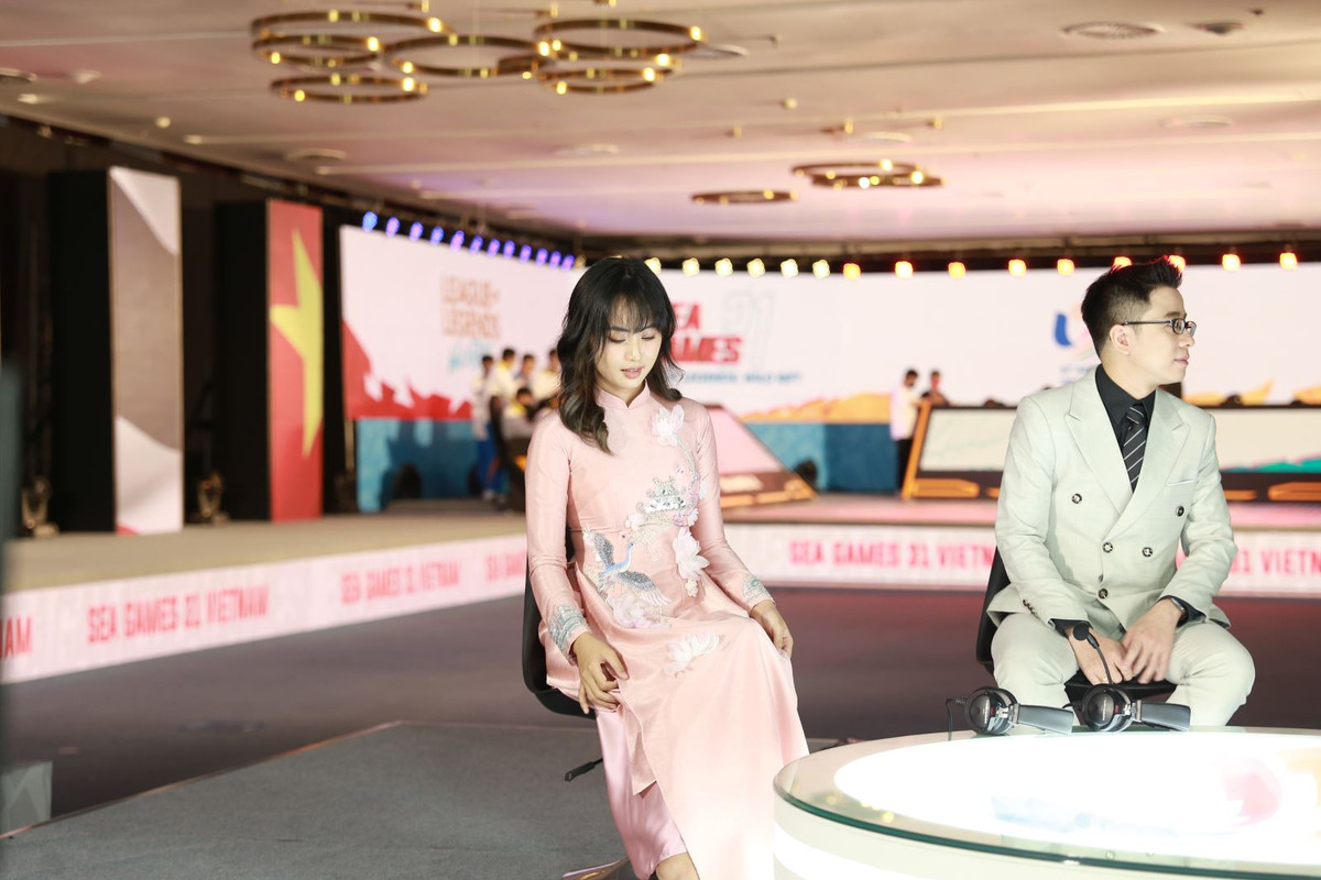 Đặc biệt trong ngày mở màn của thể thao điện tử tại SEA Games 31, Minh Nghi đã diện chiếc áo dài màu hồng – một trong những biểu tượng văn hóa của Việt Nam.