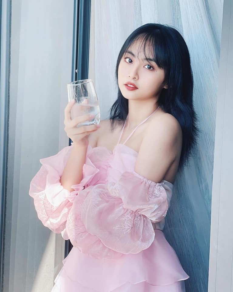 Những khán giả của làng game Việt chắc chắn sẽ không còn xa lạ với Minh Nghi. Cô đã theo đuổi sự nghiệp MC thể thao điện tử từ năm 2014 với môn Liên Minh Huyền thoại.