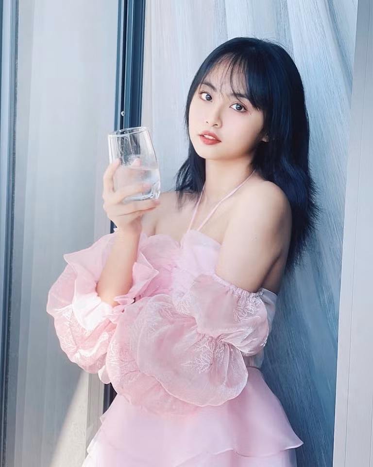 Những khán giả của làng game Việt chắc chắn sẽ không còn xa lạ với Minh Nghi. Cô đã theo đuổi sự nghiệp MC thể thao điện tử từ năm 2014 với môn Liên Minh Huyền thoại.