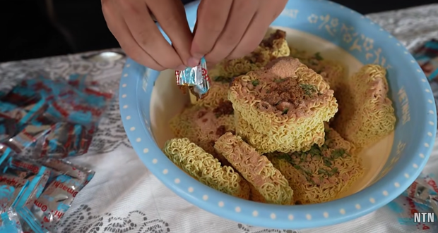 Tuy nhiên thời gian gần đây, dư luận đã kịch liệt lên án hành vi lãng phí thức ăn, ngoài ra, những nội dung video thế này rất nhạy cảm, trẻ nhỏ hoàn toàn có thể bắt chước làm theo. Vậy nên clip này của NTN bị chỉ trích cũng không có gì lạ.