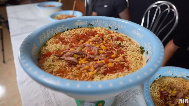 "Thúng" mì của NTN bao gồm 12 gói mì tôm chua tay, 1 phần salad cá ngừ và xốt cà chua đổ đầy. Trọng lượng của bát mì khổng lồ này lên đến 4,2 kg.
