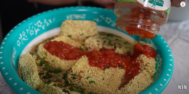 Trong video, NTN đặt ra 1 thử thách cho những người cùng ăn với mình rằng nếu ai thắng anh ở phần thi ăn mỳ, anh sẽ làm "cháu" và tặng cho người đó số tiền 50 triệu đồng.