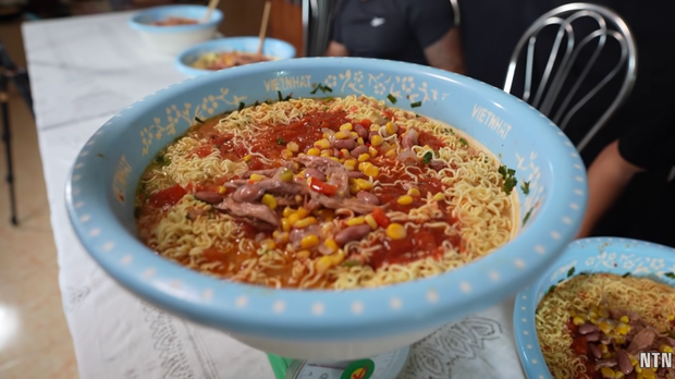 "Thúng" mì của NTN bao gồm 12 gói mì tôm chua tay, 1 phần salad cá ngừ và xốt cà chua đổ đầy. Trọng lượng của bát mì khổng lồ này lên đến 4,2 kg.