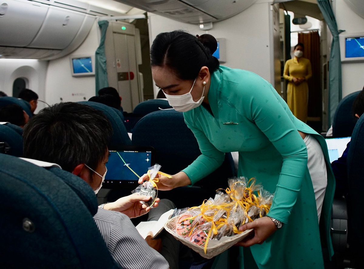 Những chiếc bánh xinh xắn được lấy theo hình tượng đặc trưng của Halloween được đoàn tiếp viên chuẩn bị cho các vị khách.