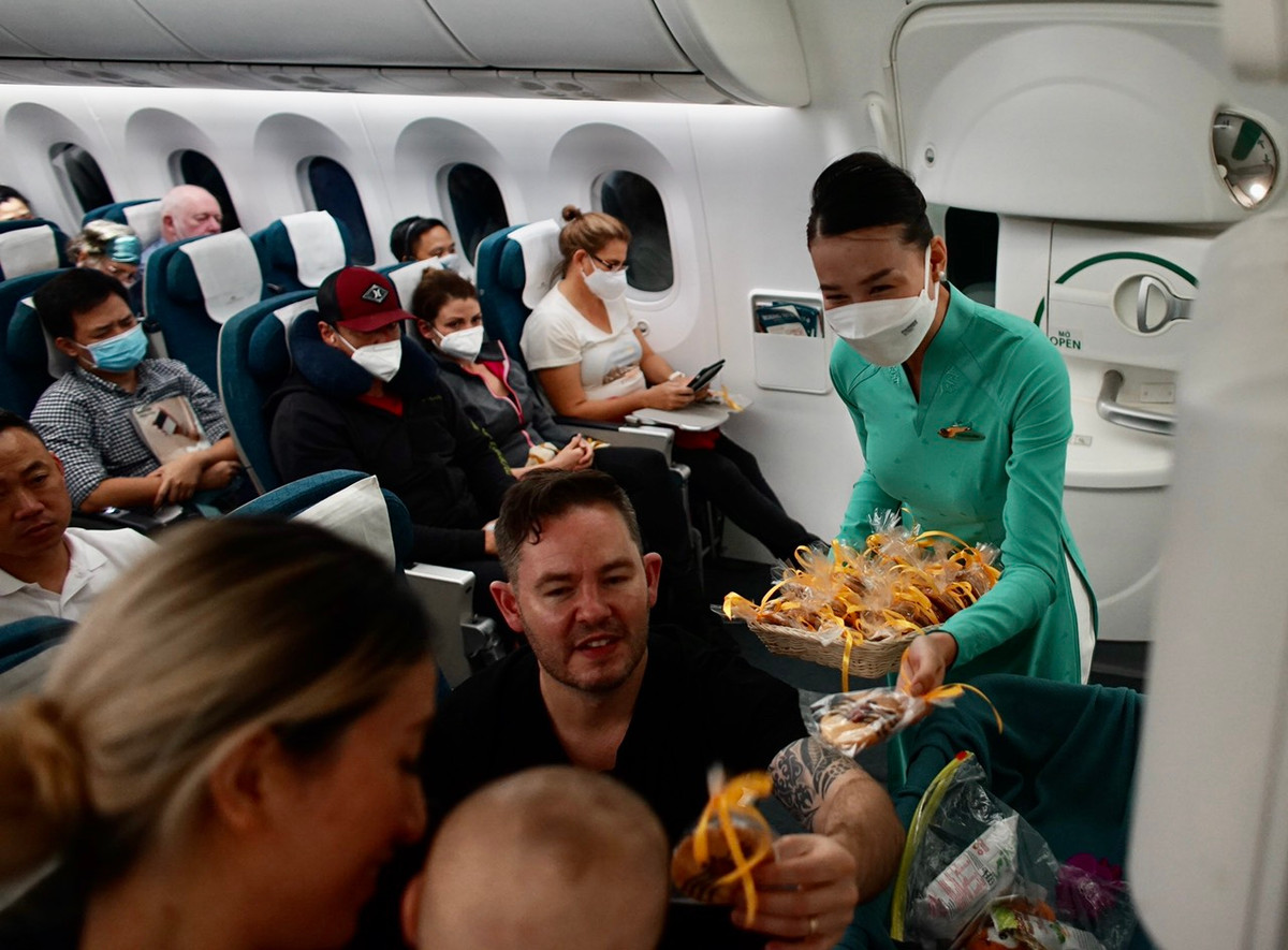 Để chào đón ngày lễ được du nhập từ phương Tây, mới đây trên 1 chuyến bay của hãng Hàng không quốc gia Việt Nam các hành khách đã bất ngờ nhận quà dịp Halloween.