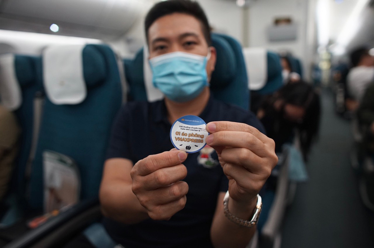 Theo chia sẻ của các tiếp viên, đây là lần đầu tiên hãng Hàng không quốc gia Việt Nam tổ chức tặng quà đặc biệt cho hành khách nhân dịp Halloween