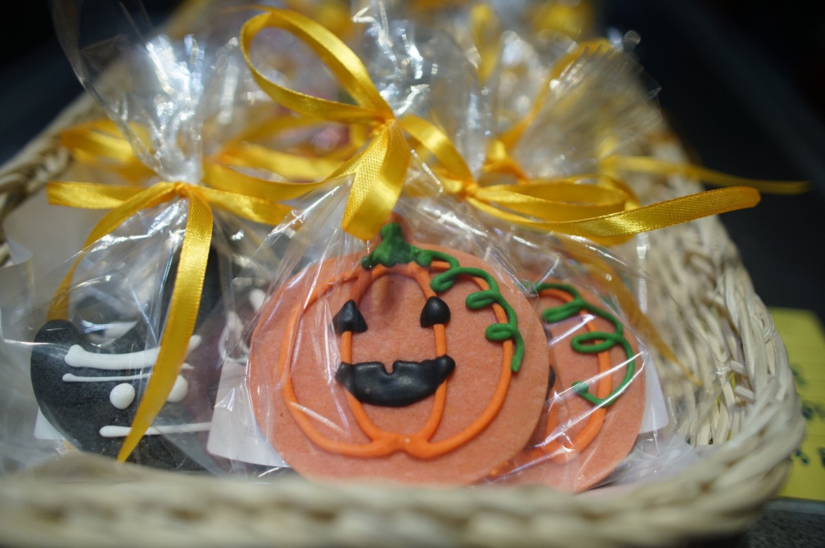 Đặc trưng của ngày Halloween theo truyền thống phương Tây đó là những chiếc đèn lồng bí đỏ hay những bộ quần áo hóa trang theo các hình tượng nhân vật kinh dị....