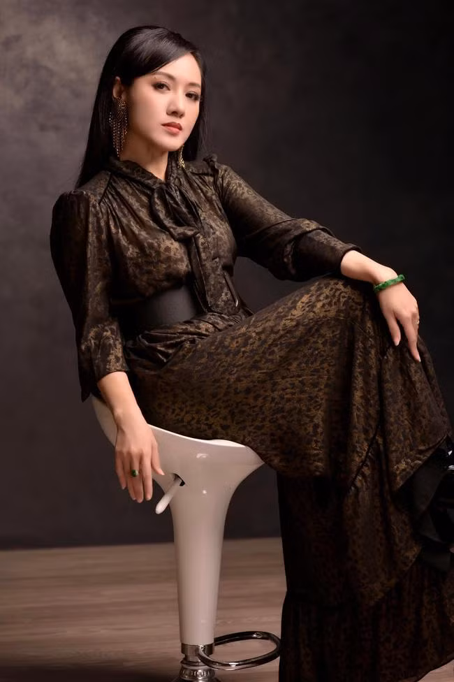 Trên sóng Hoài Anh gắn liền với hình ảnh dịu dàng trong những chiếc áo dài duyên dáng, nhưng ngoài đời thường, cô lại có phong cách thời trang khá phóng khoáng và trẻ trung.