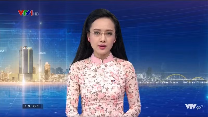 Cùng lúc đó, BTV Hoàng Trang cũng chia sẻ một bức ảnh chụp cùng BTV Hoài Anh kèm theo lời úp mở: "Kỷ niệm ngày hai đứa về chung nhà mới".