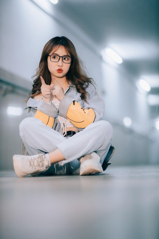 Chia sẻ về việc làm mẫu, Thu Hương thấy đó thực sự là một cái duyên lớn: “Lúc đầu mình chưa từng nghĩ sẽ kiếm tiền nhờ làm mẫu ảnh. Thời gian đầu mới lên Đại học, mình có tham gia các buổi chụp ảnh giao lưu với mong muốn lưu giữ lại những khoảnh khắc đang nhớ của thanh xuân. Cũng thật bất ngờ khi hình ảnh của mình được nhiều người yêu thích và nhận được nhiều lời khen.”