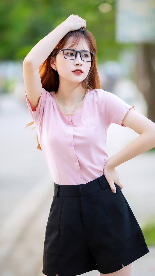 Với những hình ảnh thu hút của mình, cô bạn đến từ Hà Nam nhanh chóng được công ty BD Media tìm tới và kí hợp đồng. Cho đến thời điểm hiện tại, Thu Hương đã làm mẫu ảnh được gần 2 năm. Từ đó, song hành với việc học trên lớp, năm 2 chuyên ngành Quan hệ Công chúng của Học viện Báo chí và Tuyên truyền vẫn cân đối thời gian để có thể đi làm thêm mẫu ảnh. Những lúc rảnh thì cô bạn sẽ xem phim hoặc nghe nhạc.