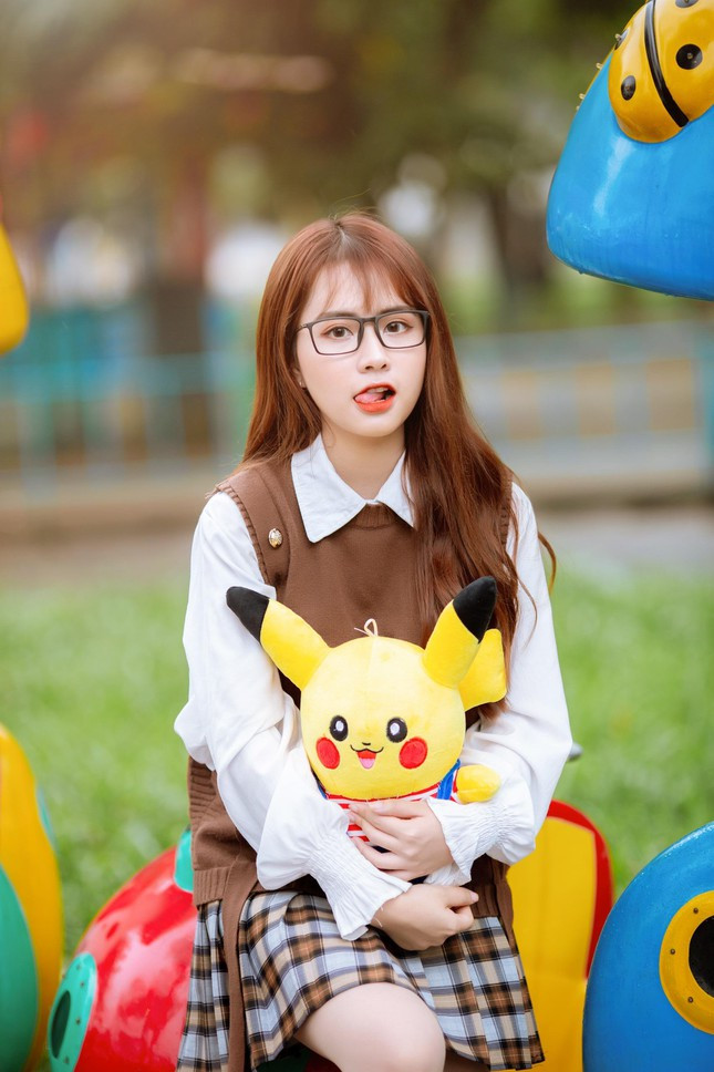 Hiểu rõ nhiệm vụ quan trọng nhất hiện tại vẫn là việc học, cô bạn luôn cố gắng học tập và lắng nghe mỗi lần tới lớp. Tâm sự về lí do chọn trường chọn ngành học hiện tại, Thu Hương chia sẻ: “Từ khi còn là học sinh, mình rất thích học môn Văn, có tham gia các cuộc thi Văn và đều được giải. Từ sở thích viết lách đó chính là lí do mình chọn ngôi trường hiện tại. Mọi người nhìn mình của bây giờ sẽ không biết rằng trước đây mình đã từng rất rụt rè và không tự tin vào bản thân...