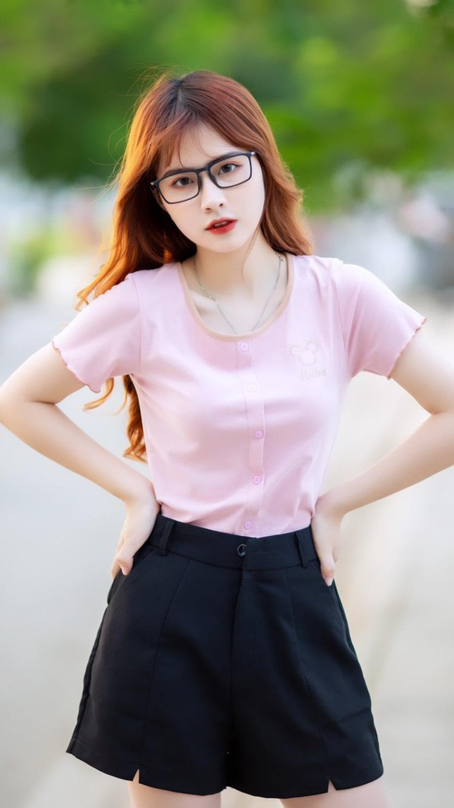 Sở hữu facebook hơn 30 nghìn người theo dõi, với những chia sẻ về cuộc sống hàng ngày trên trang cá nhân, Thu Hương nhận được “cơn mưa” lời khen về sự giản dị chân thành và hình ảnh xinh đẹp của mình.