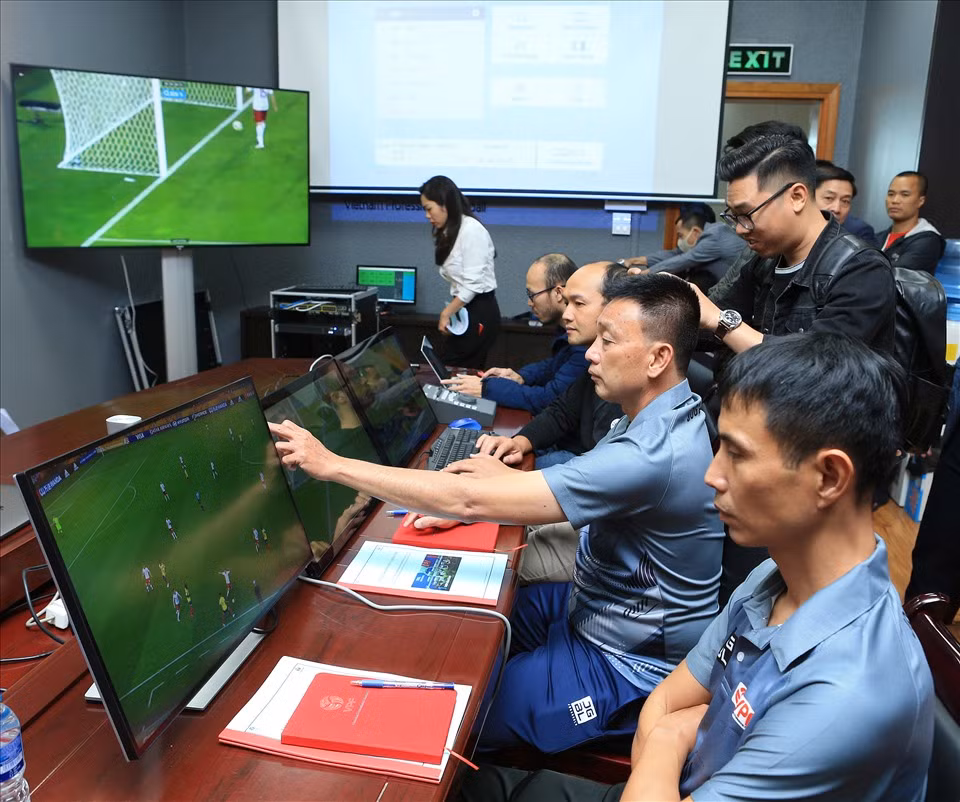 Can canh trong tai Viet lan dau hoc van hanh cong nghe VAR-Hinh-2