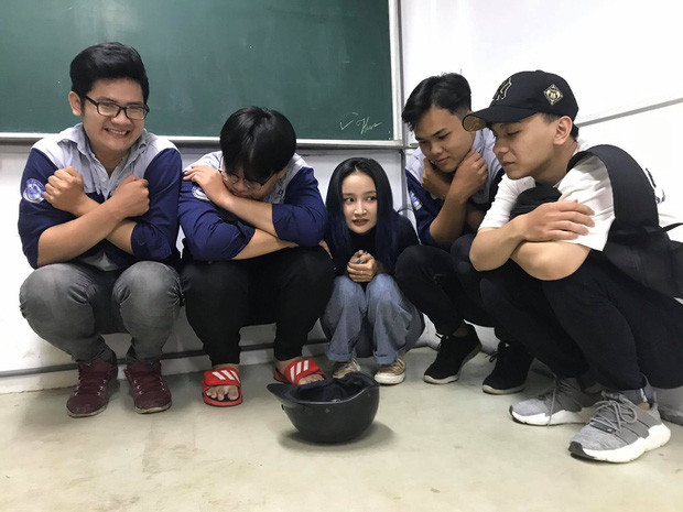 Nhiều fanpage hay hội nhóm gần đây đăng tải loạt ảnh của Lê Mỹ Phượng với vẻ ngoài xinh đẹp nhưng vẫn xắn tay vào các công việc lắp ráp máy móc, điều này khiến cô nàng nhận ngay biệt danh "hot girl cơ khí" từ dân mạng.