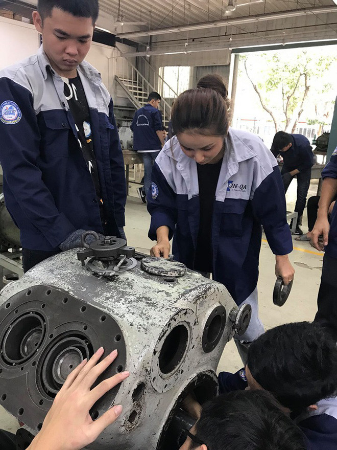 Nhìn ngoại hình mỏng manh và nhẹ nhàng, không ai nghĩ Mỹ Phượng lại chọn ngành học có phần "nam tính" đến thế.