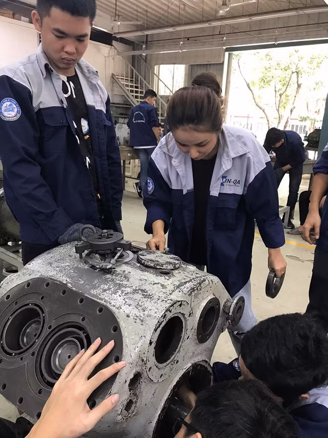 Nhìn ngoại hình mỏng manh và nhẹ nhàng, không ai nghĩ Mỹ Phượng lại chọn ngành học có phần "nam tính" đến thế.