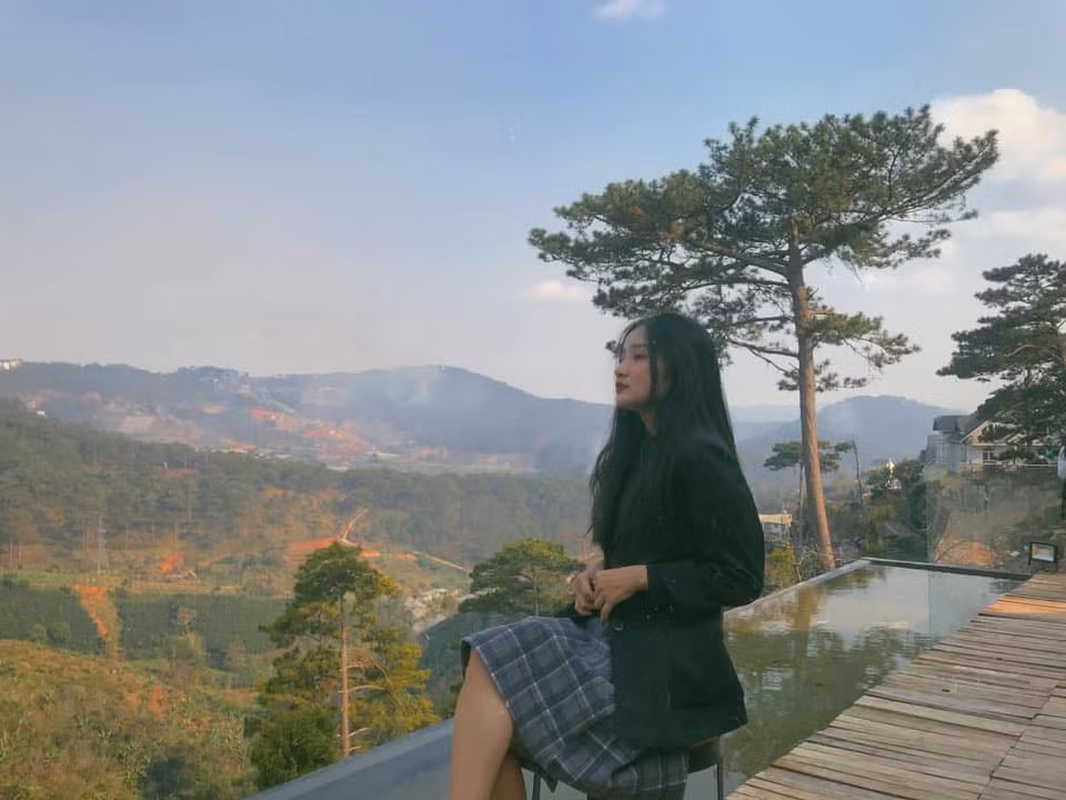 Nếu như nhìn vẻ ngoài hội tụ các tổ chất của một nàng hot girl chính hiệu với gương mặt xinh xắn, vóc dáng thon gọn thì ai cũng nghĩ rằng cô nàng sẽ rất nữ tính và dịu dàng. Nhưng Mỹ Phượng tự nhận thấy bản thân là người khá menly, cá tính mạnh như ngành học mà bạn đang theo đuổi.