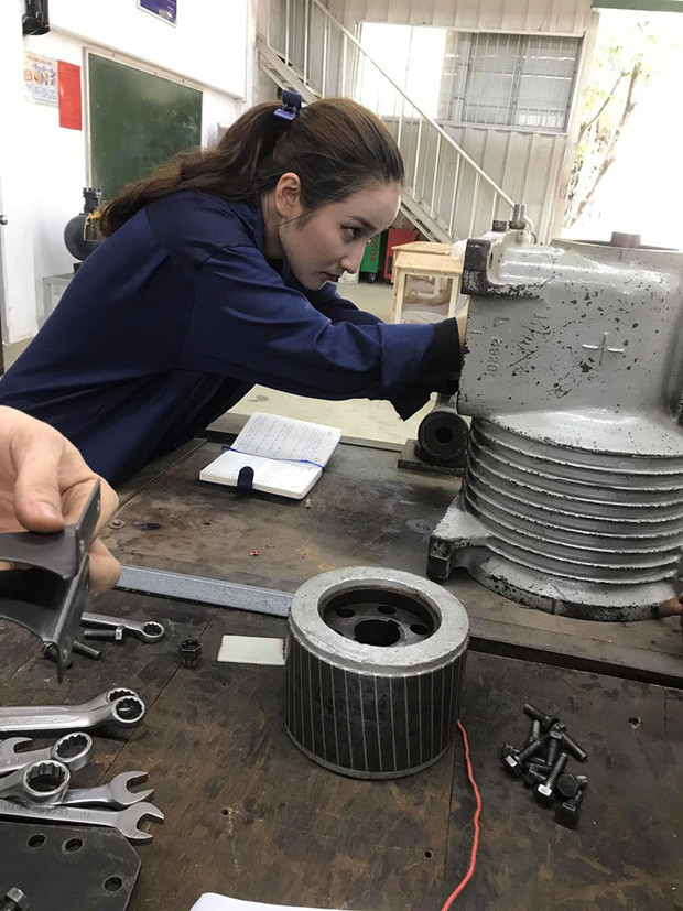 Với phái nữ khi lựa chọn ngành nghề để theo đuổi chắc chắn các lĩnh vực liên quan tới các công việc văn phòng sẽ được ưu tiên. Tuy nhiên, không phải vì thế mà con gái theo học ngành kỹ thuật, cơ khí không phải là quá hiểm.