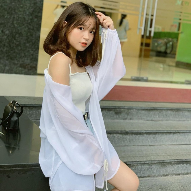 “Hot girl 1,52 m” là biệt danh từng được dân mạng thân tình đặt cho cô bạn có tên Nguyễn Thanh Thủy (21 tuổi, Hà Nội). Cách đây ít lâu, cô nàng này trở thành tâm điểm chú ý khi dính tin đồn hẹn hò với tiền vệ Nguyễn Quang Hải.