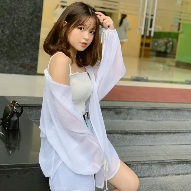 “Hot girl 1,52 m” là biệt danh từng được dân mạng thân tình đặt cho cô bạn có tên Nguyễn Thanh Thủy (21 tuổi, Hà Nội). Cách đây ít lâu, cô nàng này trở thành tâm điểm chú ý khi dính tin đồn hẹn hò với tiền vệ Nguyễn Quang Hải.