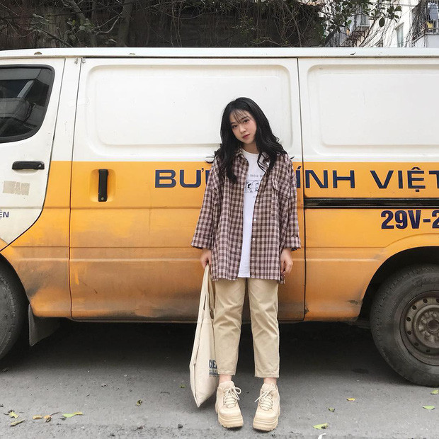 Nguyễn Hằng sở hữu trang cá nhân có tới 240k người theo dõi. Người ta chú ý đến cô bạn bởi bề ngoài bé bé xinh xinh khi cao 1m54 và mối tình với Nguyễn Thành Trung – chàng trai cao 1m86, kém cô bạn 3 tuổi.