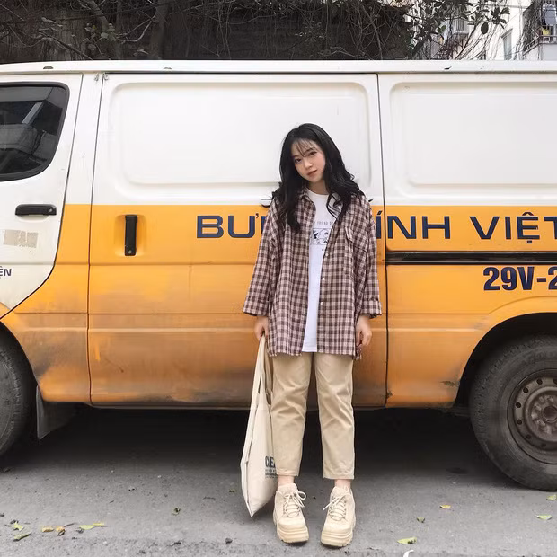 Nguyễn Hằng sở hữu trang cá nhân có tới 240k người theo dõi. Người ta chú ý đến cô bạn bởi bề ngoài bé bé xinh xinh khi cao 1m54 và mối tình với Nguyễn Thành Trung – chàng trai cao 1m86, kém cô bạn 3 tuổi.