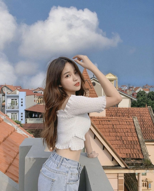 Chỉ cao 1,52 m nhưng Thanh Thủy có dáng người thanh mảnh và khá gợi cảm. Cô nàng gây ấn tượng nhờ bí quyết "hack" chiều cao bằng cách phối trang phục phù hợp.