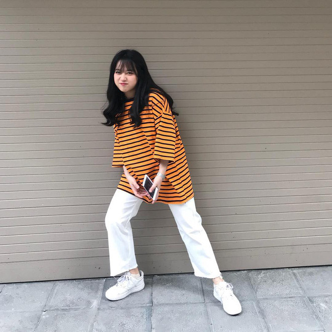 Nguyễn Hằng theo phong cách chuẩn "cute hạt me". Cô bạn rất biết cách mix trang phục để giúp bản thân dù không cao nhưng đủ nổi bật để ai cũng phải để ý tới.